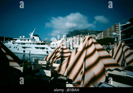 AJAXNETPHOTO. L'année 2003. MONTE CARLO, MONACO - PARASOLS ET SUPERYACHTS DANS LE PORT. PHOTO:JONATHAN EASTLAND/AJAX. REF:60305 12 Banque D'Images