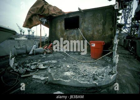 AJAXNETPHOTO. 1987. HEBBURN, Angleterre. - L'ÉPAVE D'INCENDIE - VESTIGES DE SUPERSTRUCTURE SUPER YACHT APRÈS LA BOUTEILLE DE GAZ PROPANE EXPLOSION À BORD ET LES FEU VIOLENT. PHOTO:JONATHAN EASTLAND/AJAX REF:22506 1 62 Banque D'Images