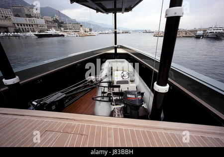 AJAXNETPHOTO. 28 SEPT 2003. MONTE CARLO, MONACO. - Bombardier FURTIF OU SUPER YACHT ? - L'EXTRÉMITÉ AVANT DU NOUVEAU WALLY POWER 118 TURBINES À GAZ TRIPLE POWERED À MOTEUR. PHOTO:JONATHAN EASTLAND/AJAX. REF:31009 5 Banque D'Images