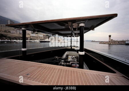 AJAXNETPHOTO. 28 SEPT 2003. MONTE CARLO, MONACO. - Bombardier FURTIF OU SUPER YACHT ? - L'EXTRÉMITÉ AVANT DU NOUVEAU WALLY POWER 118 TURBINES À GAZ TRIPLE POWERED À MOTEUR. PHOTO:JONATHAN EASTLAND/AJAX. REF:31009 5 Banque D'Images