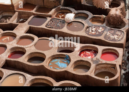 Chouwara Tannery traditionnel en cuir dans l'ancienne médina de Fès El Bali, Maroc, Afrique. Banque D'Images