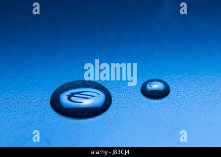 Goutte liquide avec mise en miroir de symbole de l'Euro sur la surface bleue avec gradient. Banque D'Images