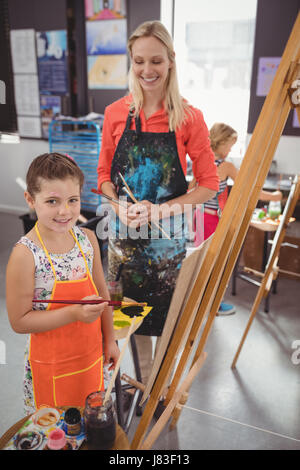 Aider les enseignants en classe de dessin de fille à l'école Banque D'Images