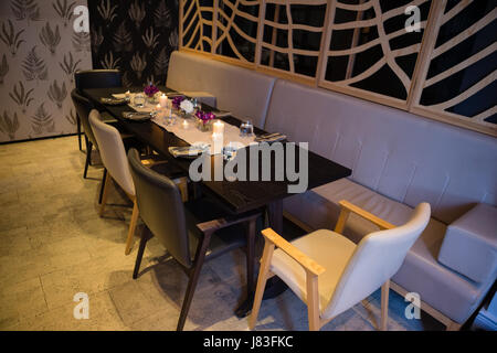 High angle view of empty table à manger dans le restaurant lumineux Banque D'Images