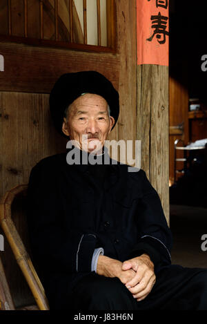 Personnes âgées vivant dans l'homme chinois Linkeng ou Lingshang Yongia Renjia village ancien, comté, la Nanxi River région connue pour la longévité en Chine, province. Banque D'Images