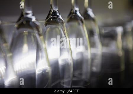 Rangée de verres à vin sur étagère dans restaurant Banque D'Images