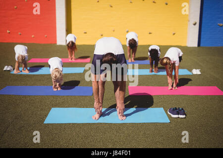 L'enseignement à l'école exercice Coach enfants dans l'école Banque D'Images