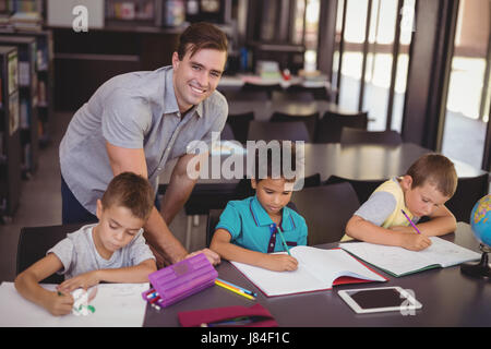 Aider les enseignants à faire leurs devoirs en schoolkids library à l'école Banque D'Images