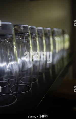 Rangée de verres vides sur une étagère dans le Banque D'Images