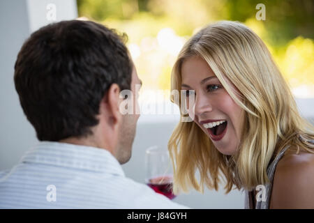 Surpris woman man in restaurant Banque D'Images