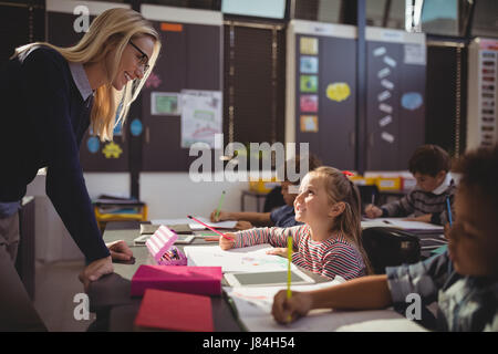 L'interaction avec l'enseignant en classe d'écolière à l'école Banque D'Images