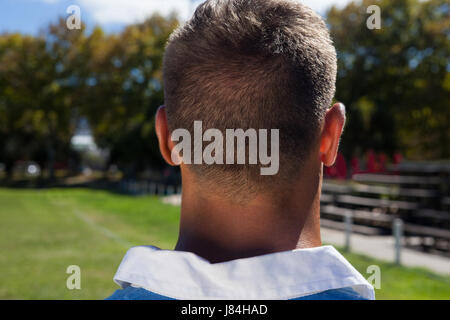 Close up vue arrière du rugby player debout à égalité au cours de journée ensoleillée Banque D'Images