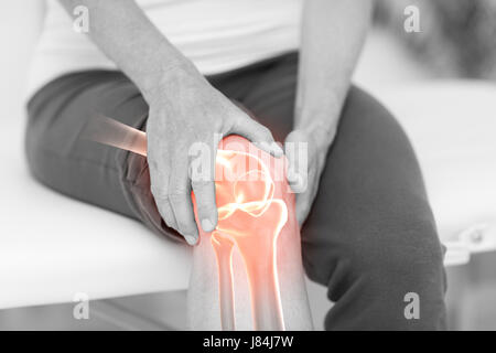 Le milieu de l'article de l'homme souffrant de douleur au genou Banque D'Images