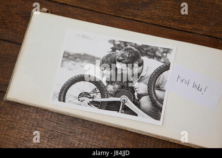 Close-up of photo frame sur planche en bois Banque D'Images
