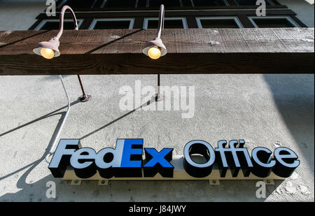 Park City, Utah, 12 mai 2017 : signe de FedEx Office sur le dessus de l'entrée du magasin. Banque D'Images