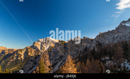 L'automne est à venir dans les Alpes italiennes Banque D'Images