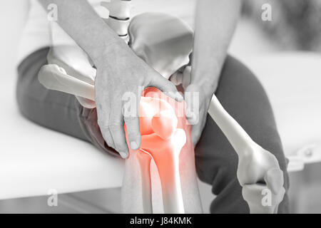 Image de l'homme composite numériquement la souffrance avec inflammation du genou Banque D'Images