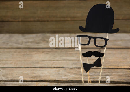 Close up de visage anthropomorphe faite avec des papiers sur une table en bois noir Banque D'Images