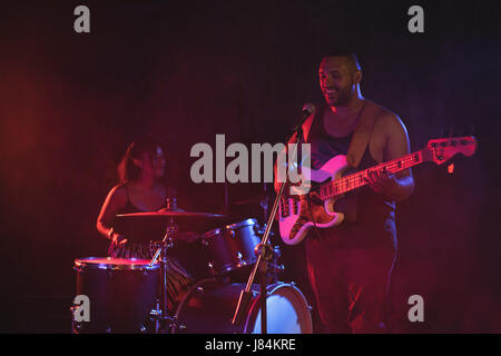 Chanteur et batteur de femme dans la scène de nuit Banque D'Images