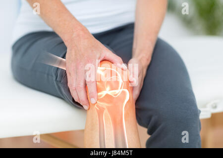 Image de l'homme composite numériquement la souffrance avec la crampe du genou Banque D'Images