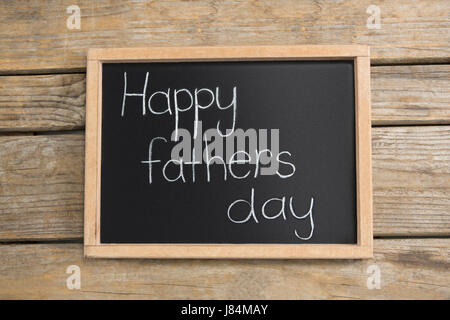 Vue de dessus de l'ardoise avec happy fathers day text on wooden table Banque D'Images