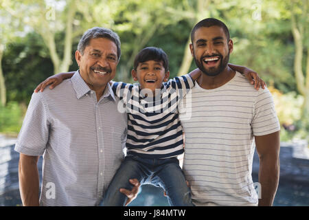 Portrait of happy multi-generation family ensemble au porche Banque D'Images