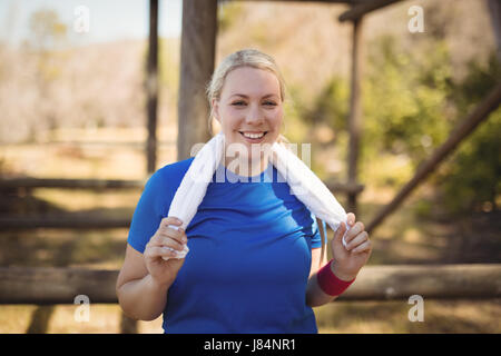 Portrait of happy woman wearing serviette autour de son cou dans boot camp Banque D'Images