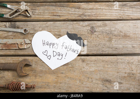 Vue aérienne de happy fathers day text par outils de travail sur table en bois Banque D'Images