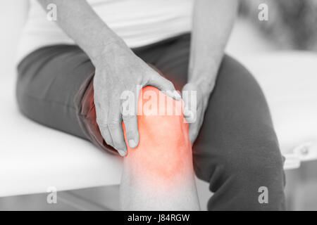 Mid section of man holding mal de genou Banque D'Images