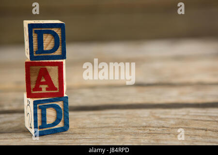 Pile de cubes avec papa texte sur table en bois Banque D'Images