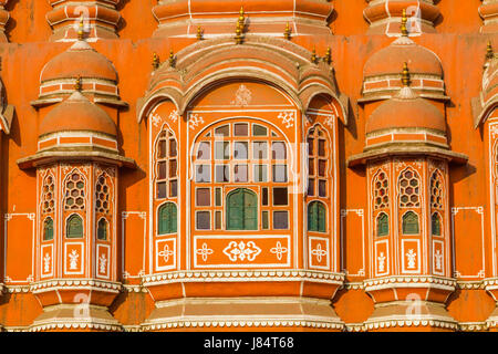 Détail architectural sur le Hawa Mahal - Palais des Vents, Jaipur, Inde. Banque D'Images