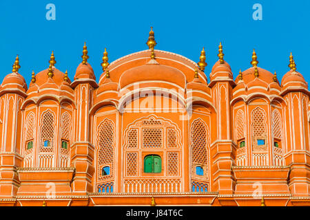 Détail architectural sur le Hawa Mahal - Palais des Vents, Jaipur, Inde. Banque D'Images