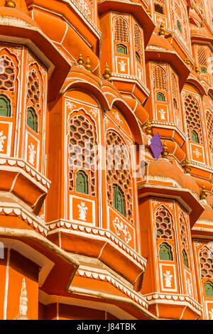 Détail architectural sur le Hawa Mahal - Palais des Vents, Jaipur, Inde. Banque D'Images