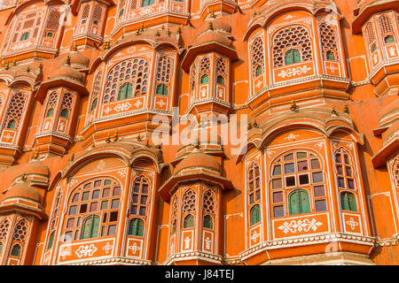 Détail architectural sur le Hawa Mahal - Palais des Vents, Jaipur, Inde. Banque D'Images