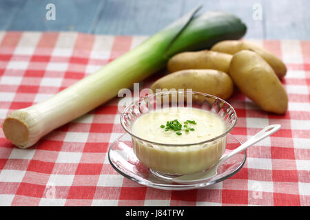 Vichyssoise, soupe de pommes de terre froide, une cuisine d'été américaine Banque D'Images