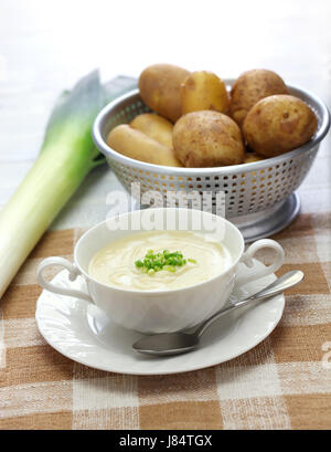 Vichyssoise, soupe de pommes de terre froide, une cuisine d'été américaine Banque D'Images