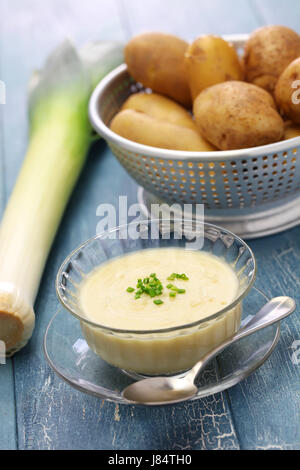 Vichyssoise, soupe de pommes de terre froide, une cuisine d'été américaine Banque D'Images