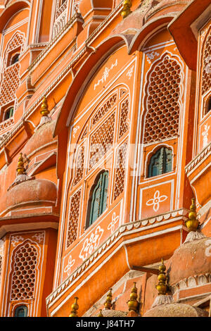 Détail architectural sur le Hawa Mahal - Palais des Vents, Jaipur, Inde. Banque D'Images