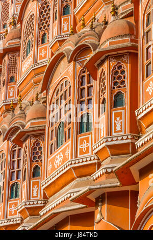 Détail architectural sur le Hawa Mahal - Palais des Vents, Jaipur, Inde. Banque D'Images