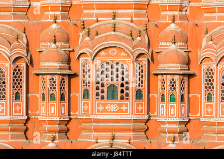 Détail architectural sur le Hawa Mahal - Palais des Vents, Jaipur, Inde. Banque D'Images