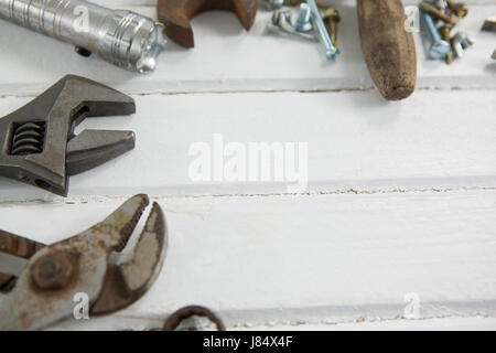 High angle view of rusty tools organisées au tableau en bois Banque D'Images