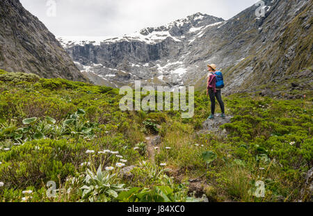 Female hiker à la montagne, au Parc National de Fiordland, Southland, Nouvelle-Zélande Banque D'Images