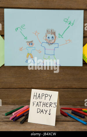 Peintures sur papier à dessin avec happy fathers day message sur planche en bois Banque D'Images