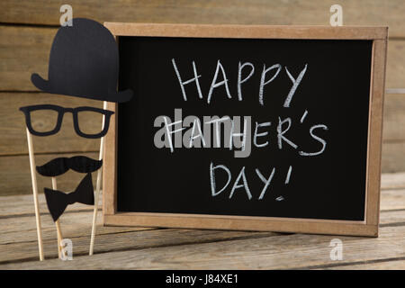 L'ardoise avec happy fathers day text par décoration sur table en bois Banque D'Images