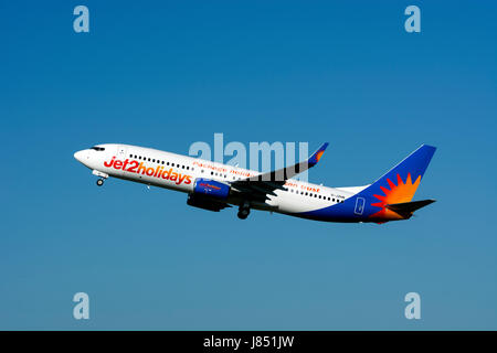Jet2 Boeing 737-8MG qui décolle de l'aéroport de Birmingham, UK (G-JZHN) Banque D'Images