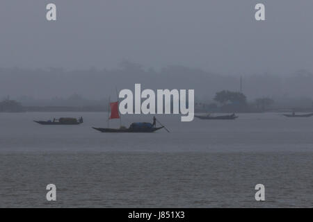 Pêche Les pêcheurs sur le Poshur River en utilisant un bateau en bois à Mongla. Bagerhat, Bangladesh. Banque D'Images