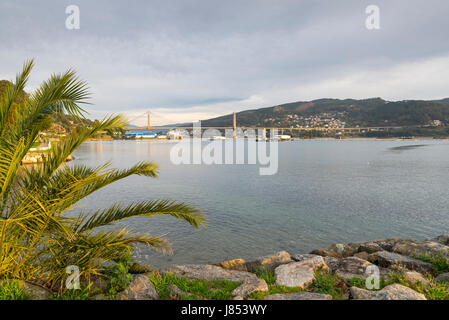 Vues de l'estuaire de Vigo, Galice, Espagne, avec la Rande Bridge en arrière-plan. Banque D'Images