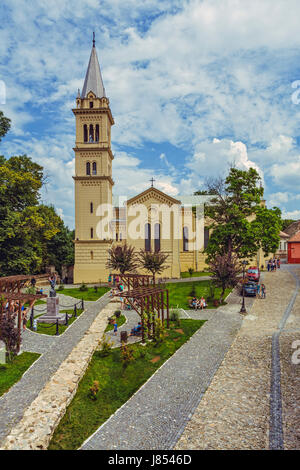 Sighisoara, Roumanie - 26 juillet 2014 : les touristes viennent pour visiter la cathédrale catholique de Saint Joseph. Banque D'Images