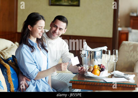 Happy young couple relaxing in hôtel de luxe pendant le petit déjeuner Banque D'Images
