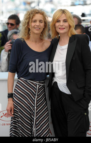 70e Festival du Film de Cannes 2017, une séance de film 'D'apres une histoire vraie". Sur la photo : Emmanuelle Seigner, Delphine de Vigan Banque D'Images